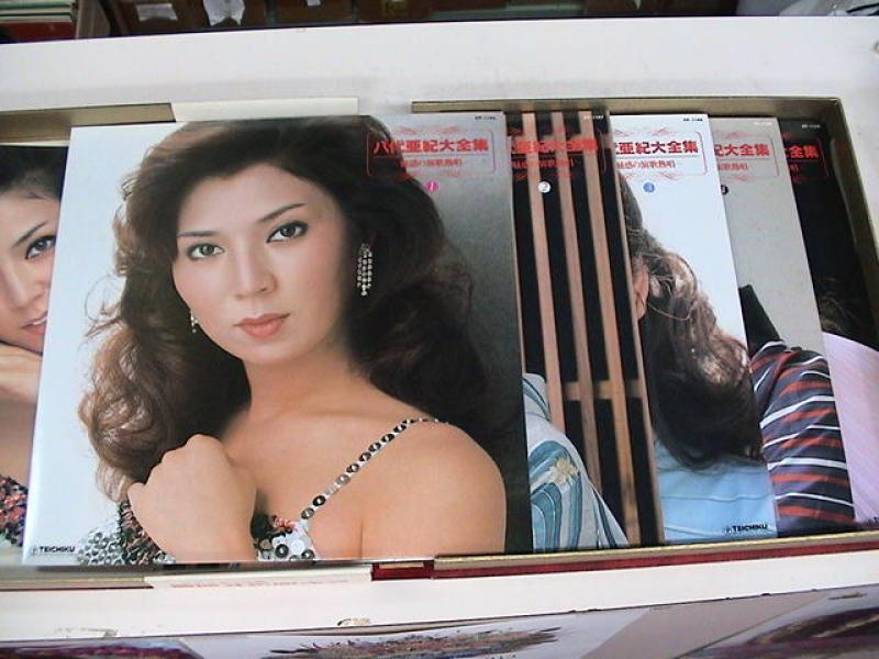 八代亜紀大全集〜魅惑の演歌熱唱〜 5枚組 全70曲収録 帯付き レコード 八代亜紀大全集〜魅惑の演歌熱唱〜 5枚組 全70曲